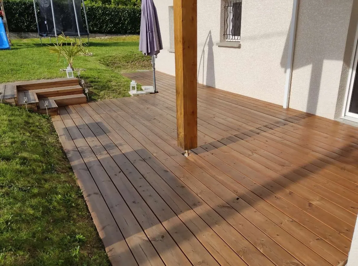 Terrasse en bois neuve, lames vernies et emmarchement