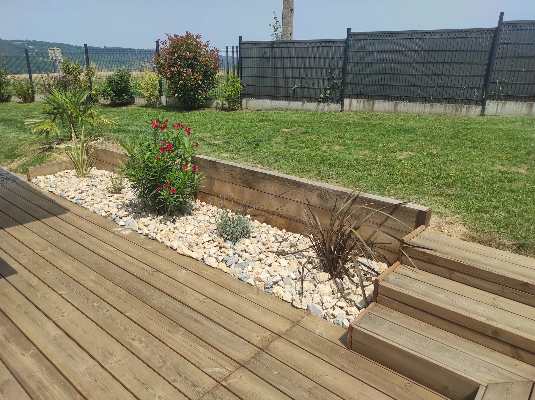 Terrasse en bois, spa et massif méditerranéen