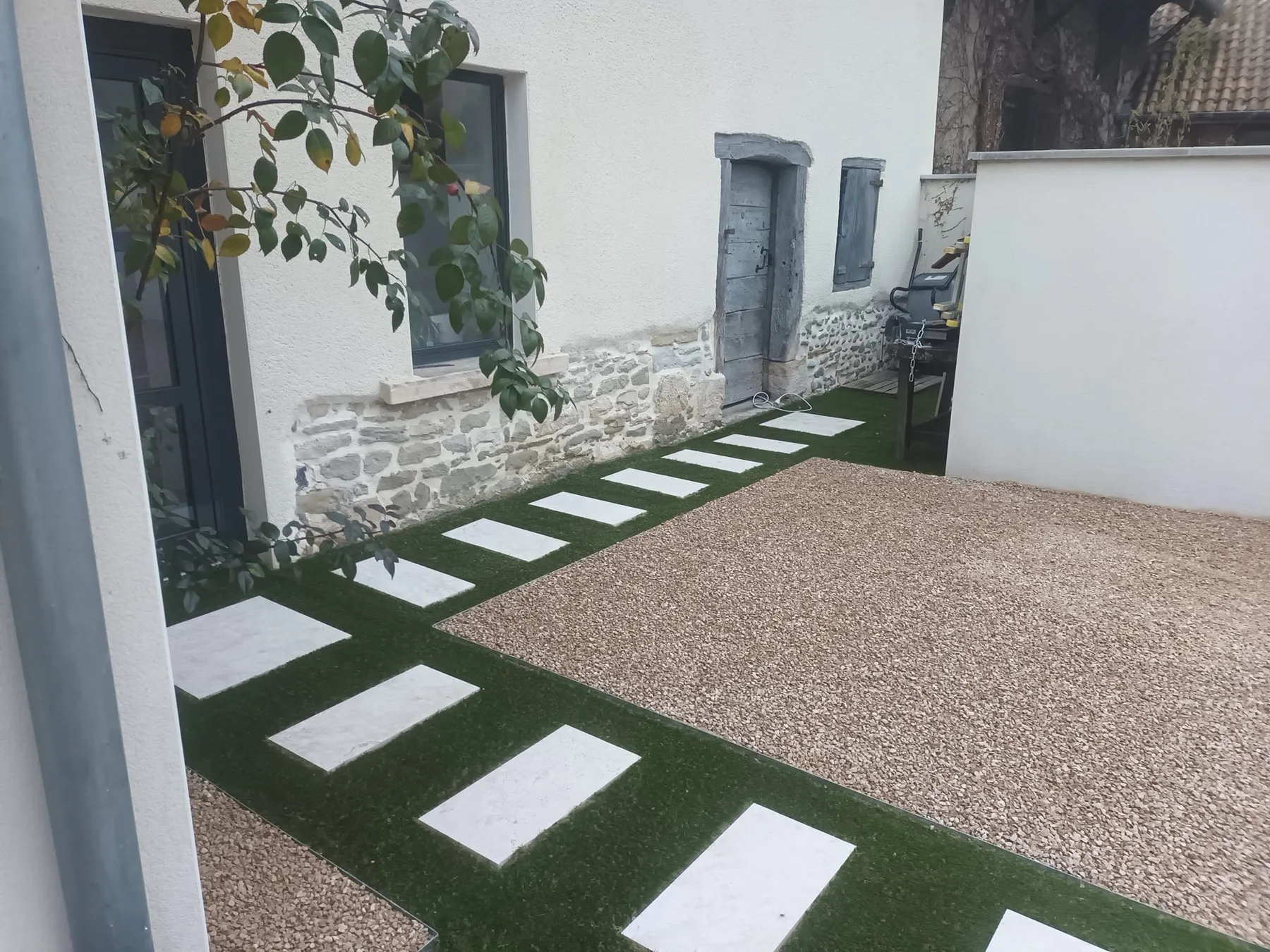 Cour en gravillon lavé et cheminement dallé