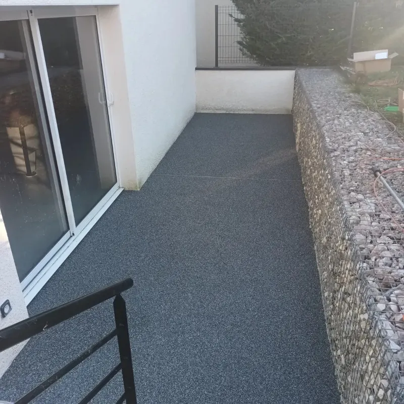 Terrasse en résine gravillonnée et bordure gabion